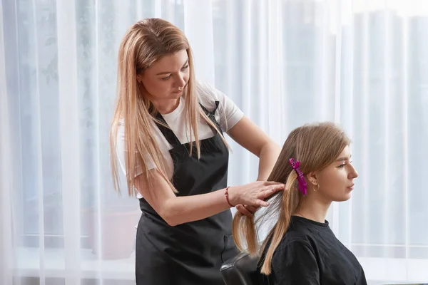 Парикмахерская укладки волос клиента в салоне красоты — стоковое фото