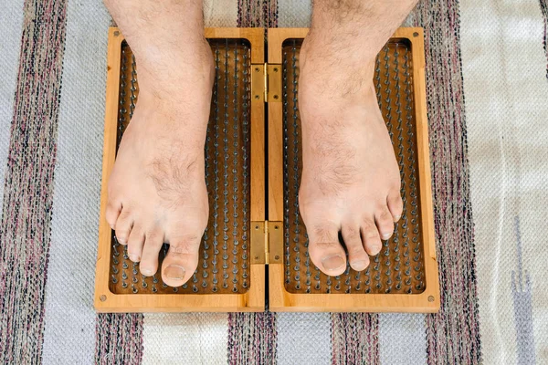 Närbild av yogapersonen stående på sadhu bräda med vassa naglar — Stockfoto