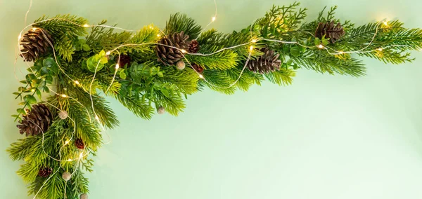 Árbol de Navidad decoración de la esquina sobre fondo verde, plano — Foto de Stock