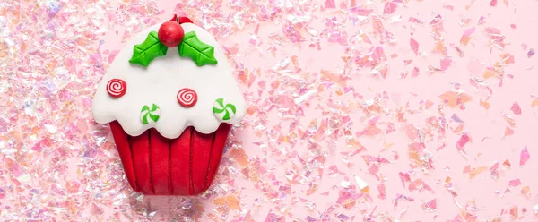 Vintage Plasticine cupcake argila no fundo brilho rosa. Conceito mínimo de Natal. Feliz Ano Novo. Flat lay, vista superior, espaço de cópia — Fotografia de Stock