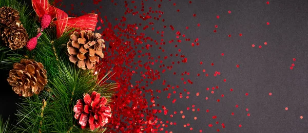 Wianek świąteczny z czerwonym brokatem na czarnym tle, płaski leżak z przestrzenią do kopiowania — Zdjęcie stockowe
