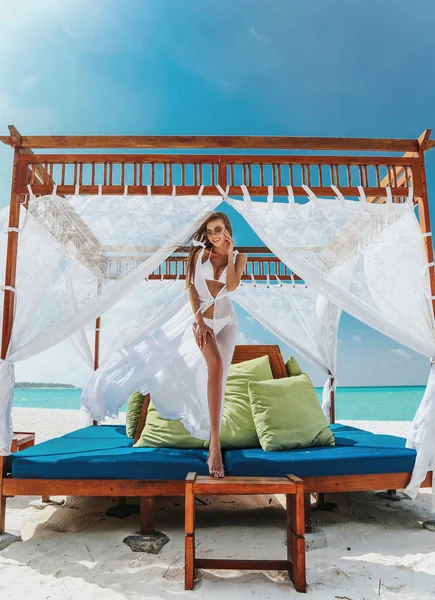 Lüks Yüzme Elbiseli Rahatlatıcı Rahat Çadır Maldiv Adası Kusursuz Bir — Stok fotoğraf
