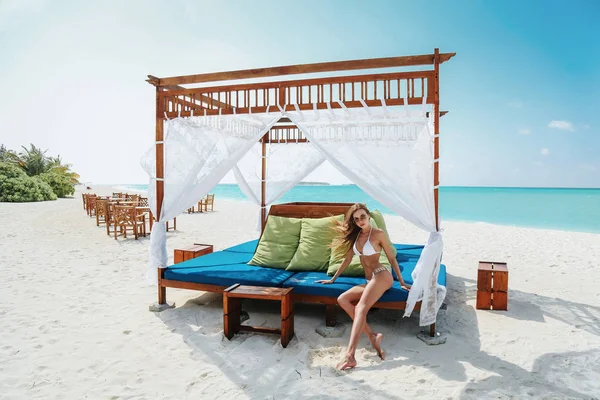 Lüks Yüzme Elbiseli Rahatlatıcı Rahat Çadır Maldiv Adası Kusursuz Bir — Stok fotoğraf