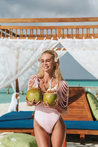 코코넛 마시는 몰디브 편안한 스러운 비키니에 머리를 여자의 — 스톡 사진