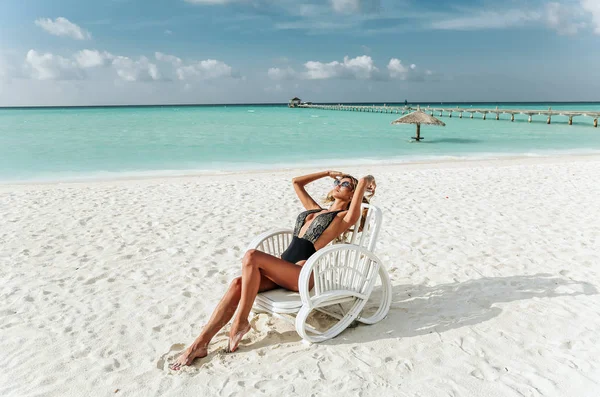 Maldiv Adası Lüks Bikini Rahatlatıcı Sarışın Saçlı Güzel Seksi Kadın — Stok fotoğraf
