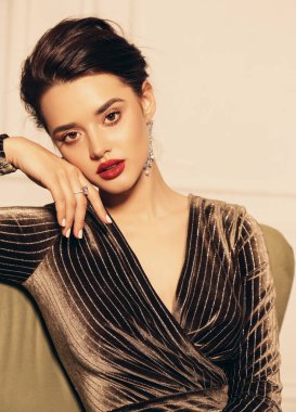 moda studio fotoğraf güzel genç kadın siyah saçlı ve zarif elbise ve takı mükemmel parlak deri ile
