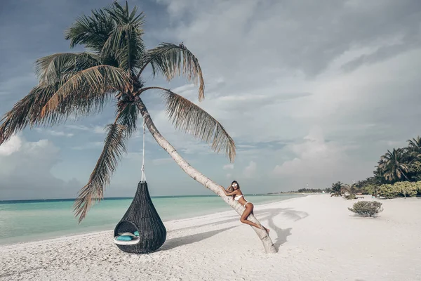 Maldiv Adası Lüks Bikini Rahatlatıcı Sarışın Saçlı Güzel Seksi Kadın — Stok fotoğraf