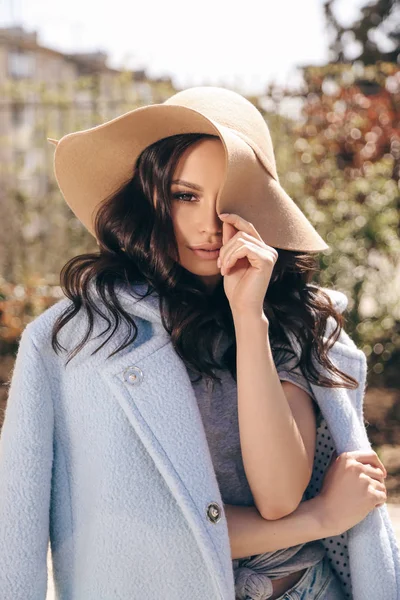 Foto Moda Aire Libre Hermosa Mujer Con Pelo Oscuro Ropa —  Fotos de Stock