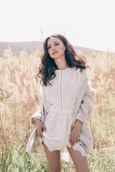 Foto Moda Aire Libre Hermosa Mujer Con Pelo Oscuro Ropa —  Fotos de Stock