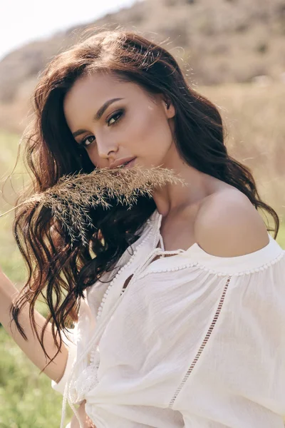 Foto Moda Aire Libre Hermosa Mujer Con Pelo Oscuro Ropa —  Fotos de Stock