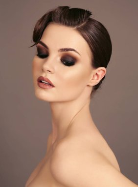 Genç güzel kız akşam makyaj ve saç retro tarzı ile moda studio portresi