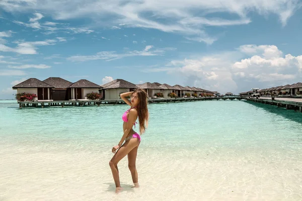 Foto Moda Menina Sexy Bonita Com Cabelo Escuro Roupas Praia — Fotografia de Stock