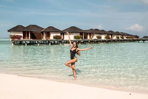 Moda Fotoğraf Şık Plaj Elbiseleri Maldiv Adası Plaj Rahatlatıcı Koyu — Stok fotoğraf
