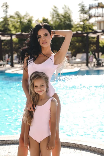 Güzel Aile Yüzme Havuzu Rahatlatıcı Moda Açık Fotoğraf Sevimli Küçük — Stok fotoğraf