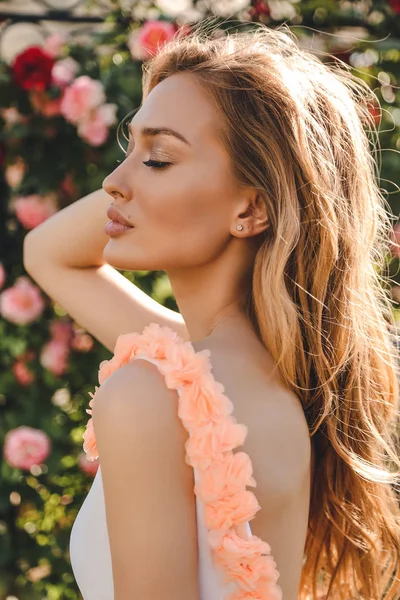 Mode Buiten Foto Van Mooi Meisje Met Blond Krullend Haar — Stockfoto