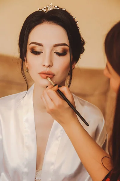 Foto Moda Noiva Bonita Com Cabelo Escuro Preparando Sua Maquiagem — Fotografia de Stock