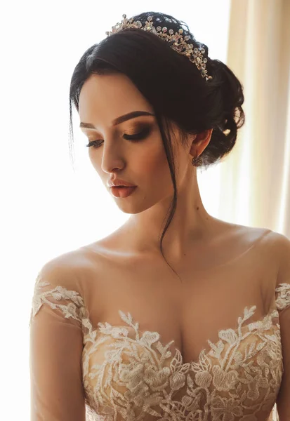 エレガントなウェディングドレスにダークヘアの美しい花嫁のファッション写真や結婚式の朝に部屋にポーズ — ストック写真