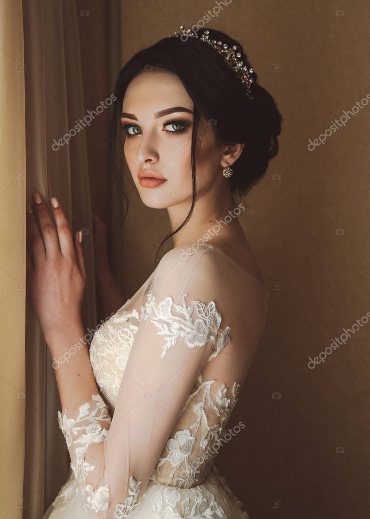 Foto Moda Bella Sposa Con Capelli Scuri Elegante Abito Sposa