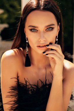 lüks siyah kokteyl elbisesi villada poz koyu saçlı seksi güzel kadın moda açık fotoğrafı