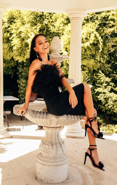 Lüks Siyah Kokteyl Elbisesi Villada Poz Koyu Saçlı Seksi Güzel — Stok fotoğraf