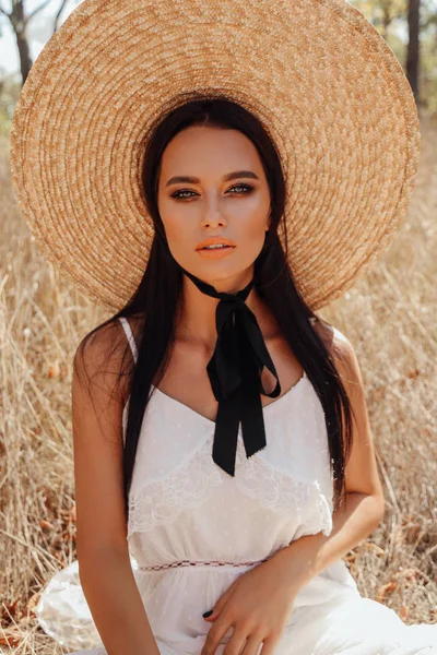 Fashion Summer Outdoor Photo Beautiful Sexy Woman Dark Hair Elegant — Stock Photo, Image