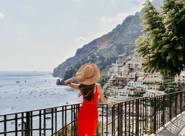 时尚的户外照片美丽的女人与长黑头发在优雅的礼服和草帽旅行在意大利 钦佩波西塔诺的看法 — 图库照片