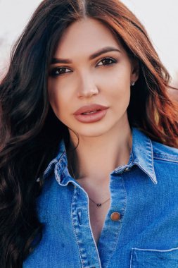 çiçeklenme şeftali bahçesinde poz zarif kot elbise siyah saçlı güzel şehvetli kız moda açık fotoğraf