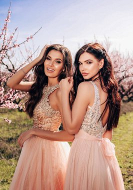 şık giysileriyle çiçeklenme şeftali bahçesinde poz lüks saçlı güzel şehvetli kadın moda açık fotoğraf