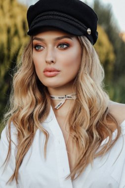 moda açık zarif kıyafeti sonbahar parkta poz sarışın saçlı güzel kadın fotoğrafı