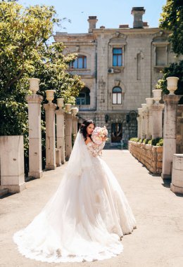 moda açık fotoğraf zarif villada poz lüks gelinlik siyah saçlı güzel gelinin