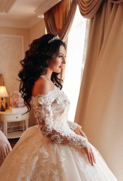 时尚内饰照片的美丽新娘与深色头发在豪华婚纱摆在优雅的内饰 — 图库照片
