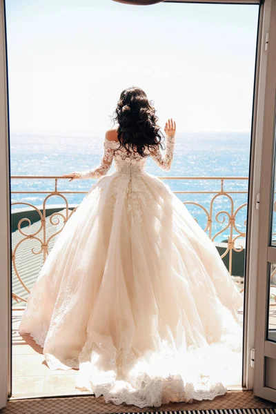 Moda Foto Livre Noiva Bonita Com Cabelo Escuro Vestido Casamento — Fotografia de Stock