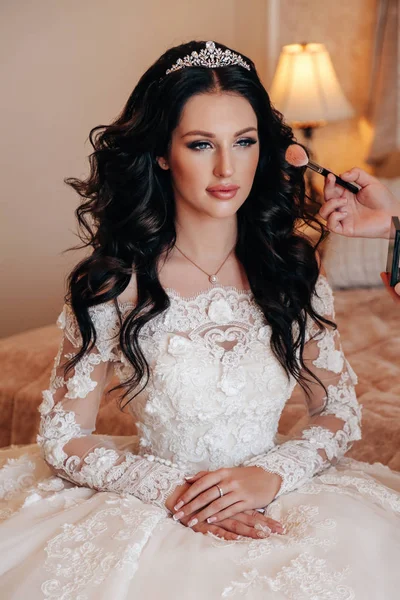 时尚户外照片美丽的新娘与深色的头发在豪华婚纱礼服 — 图库照片