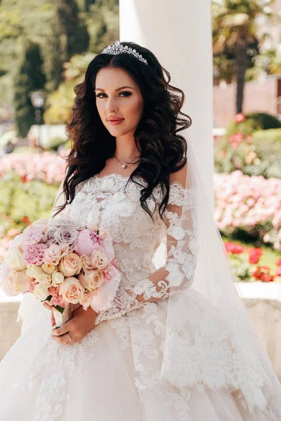 Fashion Outdoor Photo Beautiful Bride Dark Hair Luxurious Wedding Dress — Stock Photo, Image