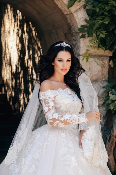 时尚户外照片美丽的新娘与深色的头发在豪华婚纱摆在优雅的别墅 — 图库照片