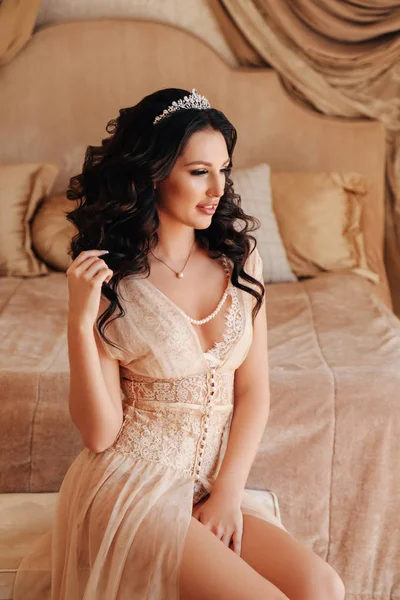 Módní Fotografie Interiéru Krásné Nevěsty Tmavými Vlasy Luxusních Svatebních Šatech — Stock fotografie