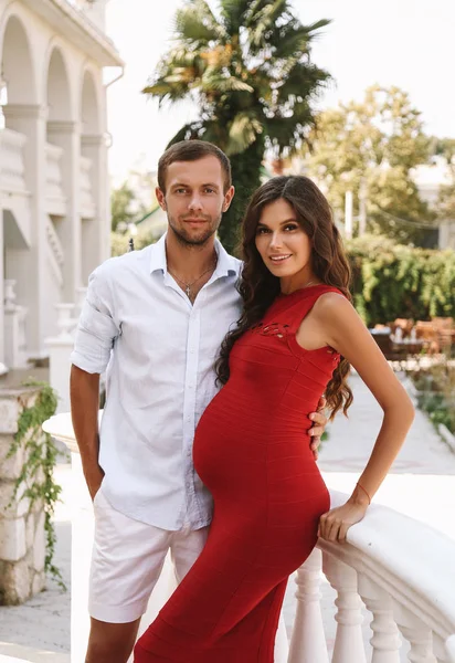 Foto Moda Aire Libre Hermosa Pareja Tierna Hermosa Mujer Embarazada — Foto de Stock