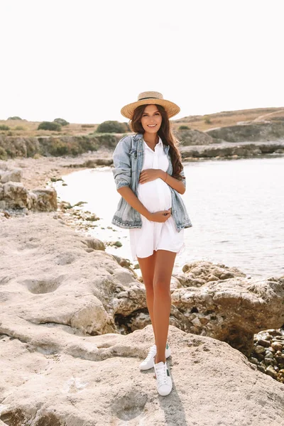 Moda Foto Livre Bela Mulher Grávida Com Cabelo Escuro Roupa — Fotografia de Stock