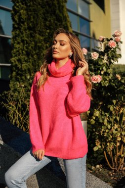 moda açık zarif kıyafeti sonbahar parkta poz sarışın saçlı güzel kadın fotoğrafı