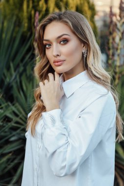 moda açık zarif kıyafeti sonbahar parkta poz sarışın saçlı güzel kadın fotoğrafı