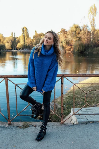 Mode Utomhus Foto Vacker Kvinna Med Blont Hår Eleganta Outfit — Stockfoto