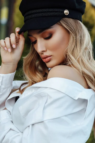 Módní Venkovní Foto Krásná Žena Blond Vlasy Elegantní Oblek Klobouk — Stock fotografie