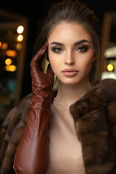 レストランでポーズ豪華な毛皮のコートと革手袋で黒髪の美しい女性のファッション屋外写真 — ストック写真