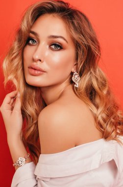 zarif elbise ve takı aksesuar sarışın kıvırcık saçlı güzel kadın moda iç fotoğrafı