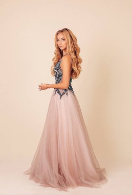 Lüks gece elbisesi içinde uzun sarı saçlı güzel güzel kadın moda stüdyo fotoğrafı 