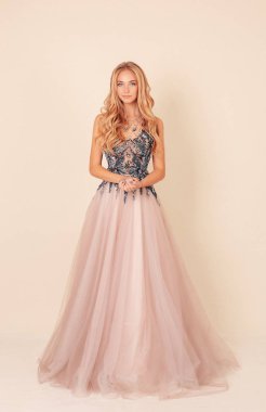 Lüks gece elbisesi içinde uzun sarı saçlı güzel güzel kadın moda stüdyo fotoğrafı 
