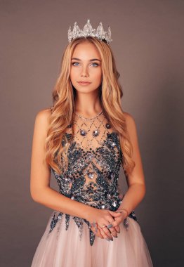 moda studio fotoğraf muhteşem güzel kadın, lüks abiye başında tacıyla uzun sarı saçlı güzellik yarışması birincisi