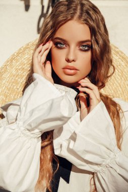 uzun kıvırcık saçlı güzel genç bebek yüz göz kız moda açık fotoğraf zarif hasır şapka ve bluz giyer