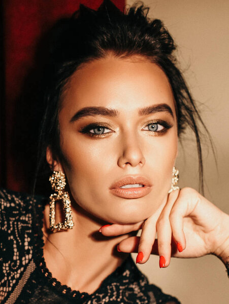 Foto Interior Moda Hermosa Mujer Sexy Con Cabello Oscuro Lujoso — Foto de Stock