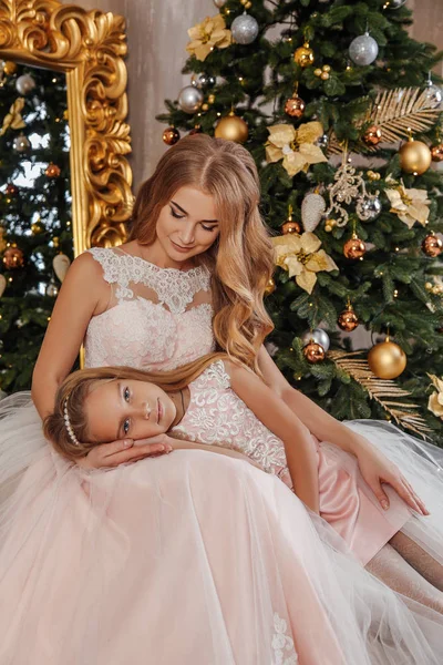 Wakacje Christmas Fotografia Piękne Matka Jej Córka Pozowanie Pobliżu Przystrojone — Zdjęcie stockowe